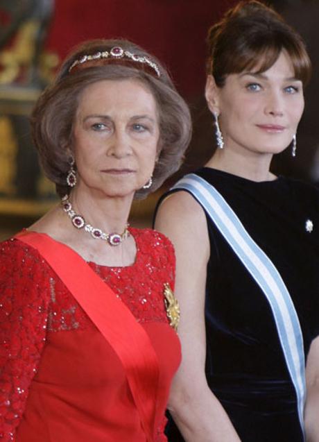 Imagen - La reina Sofía, con la parure Niarchos, en una cena de gala junto a Carla Bruni.