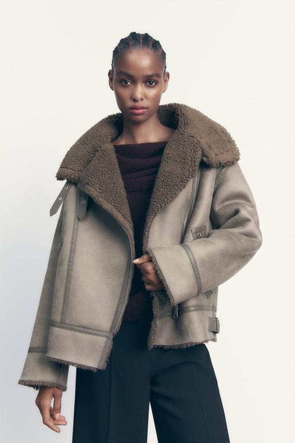 Cazadora doble faz con tejido efecto ante, forro de borreguillo, diseño oversize, manga larga, bolsillos y trabillas, en gris topo, de Zara. Cuesta 89,95 euros.