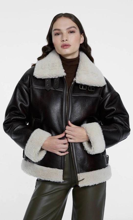 Cazadora doble faz tipo aviador con corte relajado, cuello solapa ancho, trabillas y acabados en borreguillo, marrón oscuro y crudo, de Stradivarius. Hazte con ella a 69,99 euros.