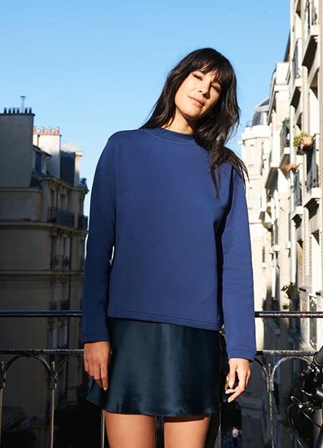 Imagen - Sudadera en azul con cuello mao de Organic Casuals. Foto: Cortesía de Organic Casuals.