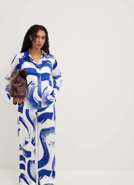 Imagen - Conjunto pijamero de NA-KD (pantalón 57,95€; camisa 51,95€).