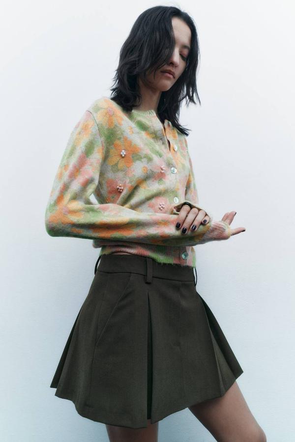 Chaqueta de punto jacquard con estampado de flores multicolor, manga larga, cuello redondo y detalles de perlas, de Zara. La encontrarás a 29,95 euros.