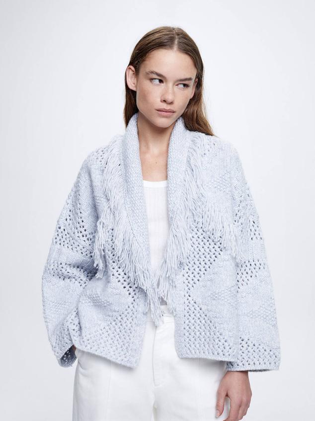 Chaqueta de punto calado con corte relajado, manga larga y cuello solapa con flecos, de Parfois. Podrás comprarla en azul claro, crudo o rosa por 45,99 euros.