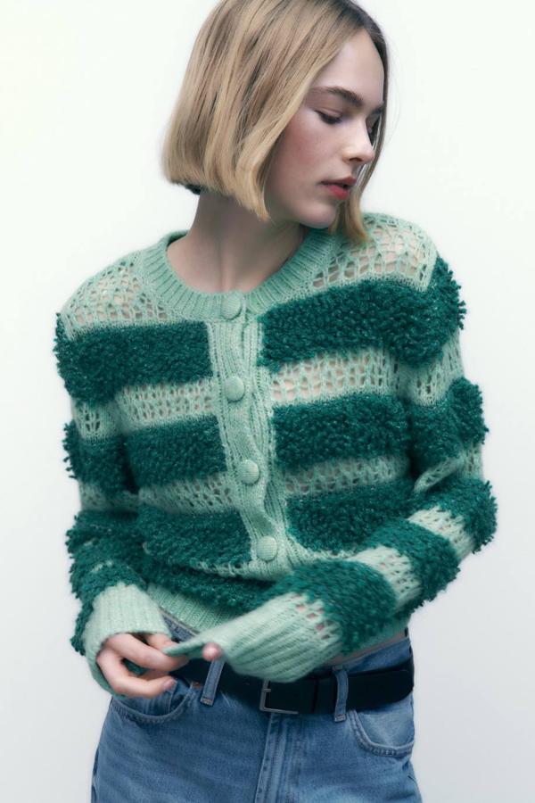 Chaqueta de punto calado a rayas con detalle de lana efecto borreguillo, cuello redondo, manga larga y cierre de botones, en verde, de Zara. Cómprala por 22,95 euros.