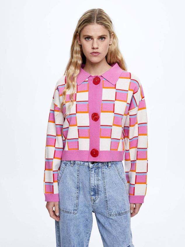 Chaqueta de punco con cuello solapa, manga larga, cierre de botones a contraste y estampado de cuadros multicolor, de Parfois. Hazte con ella por 35,99 euros.