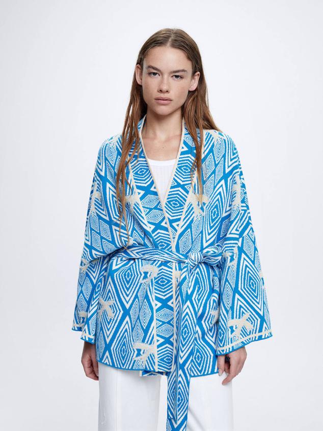 Chaqueta de punto tipo kimono con manga larga, cierre de cinturón y estampado geométrico en azul y blanco, de Parfois. Te costará 49,99 euros.