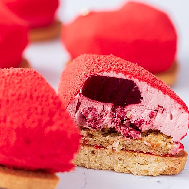 El corazón de frambuesa de Annapurna Cakes, elaborado con mousse de frambuesa. 