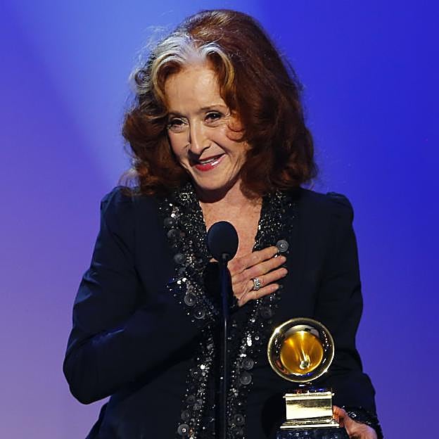 Bonnie Raitt, con su Grammy a la Mejor Canción del Año. 
