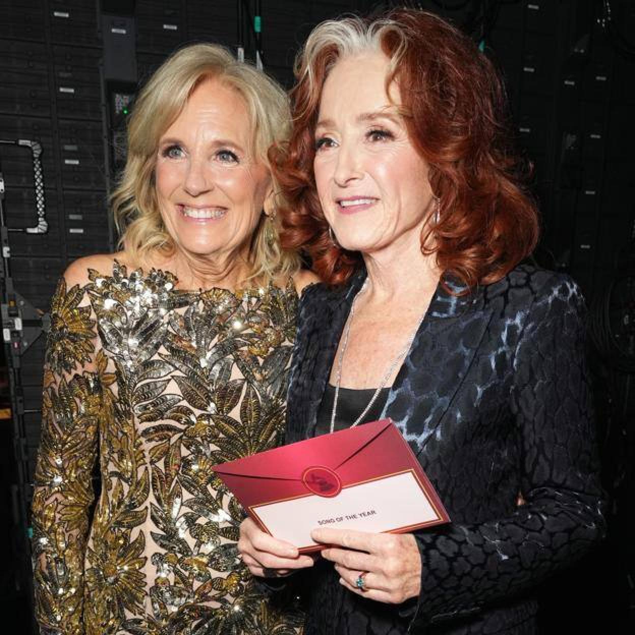 Jill Biden entregó el Grammy a Mejor Canción a Bonnie Raitt. 