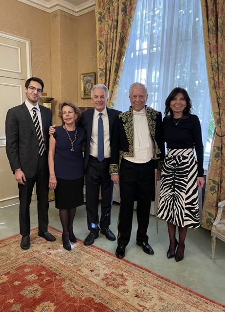 Imagen - Mario Vargas Llosa, minutos antes de pronuncair se discurso de ingreso en la Academia Francesa, junto a su ex mujer, Patricia Llosa, su hijo mayor, Álvaro, su esposa y el hijo de ambos. (Foto: INSTAGRAM)