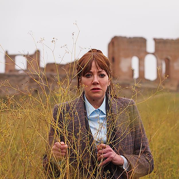 Quién es Philomena Cunk: la reina del falso documental con la serie más divertida de la historia de Netflix (de la que te habla todo el mundo)
