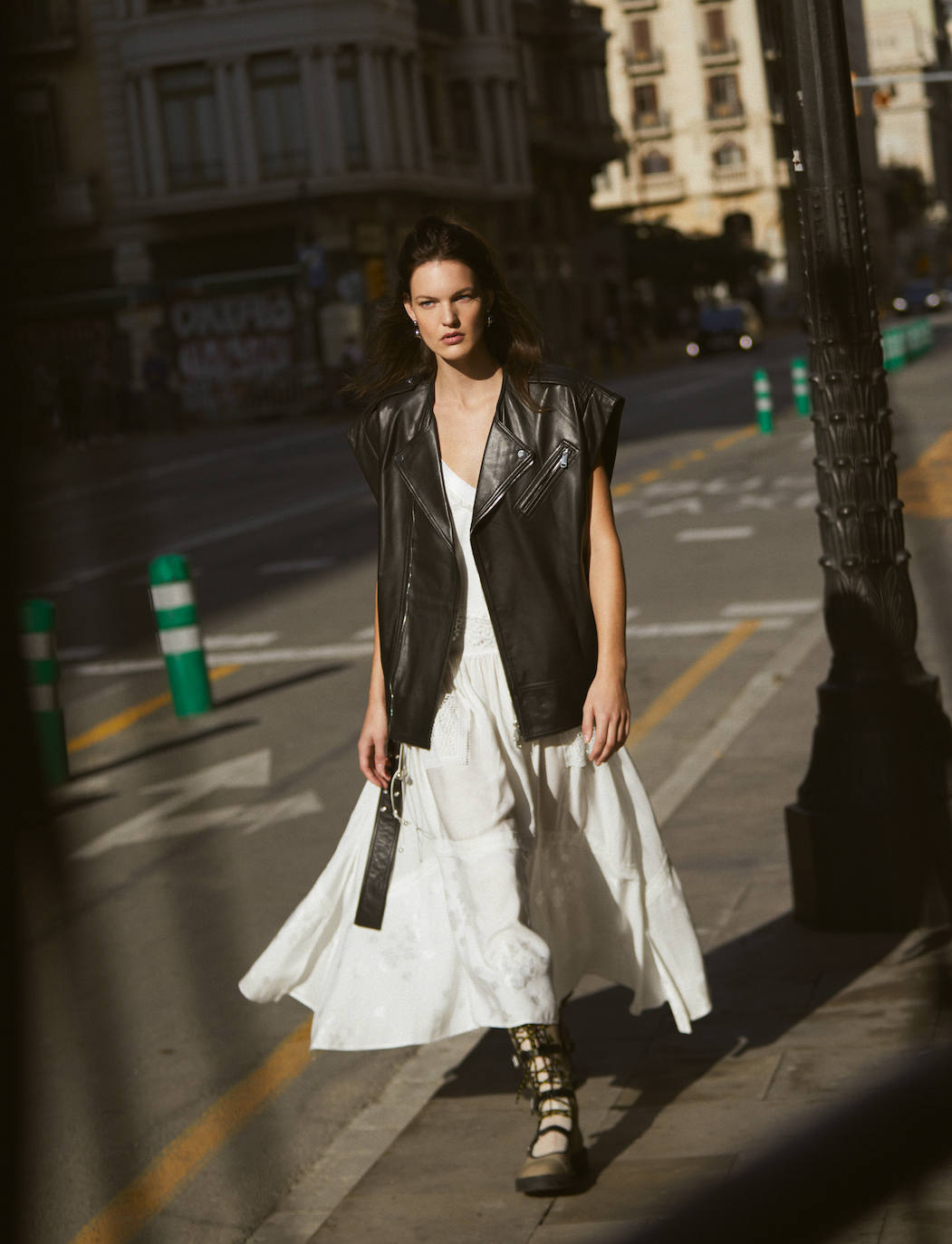 Vestido y chaleco de Zara, bailarinas y medias de Dior y pendientes de Mango.