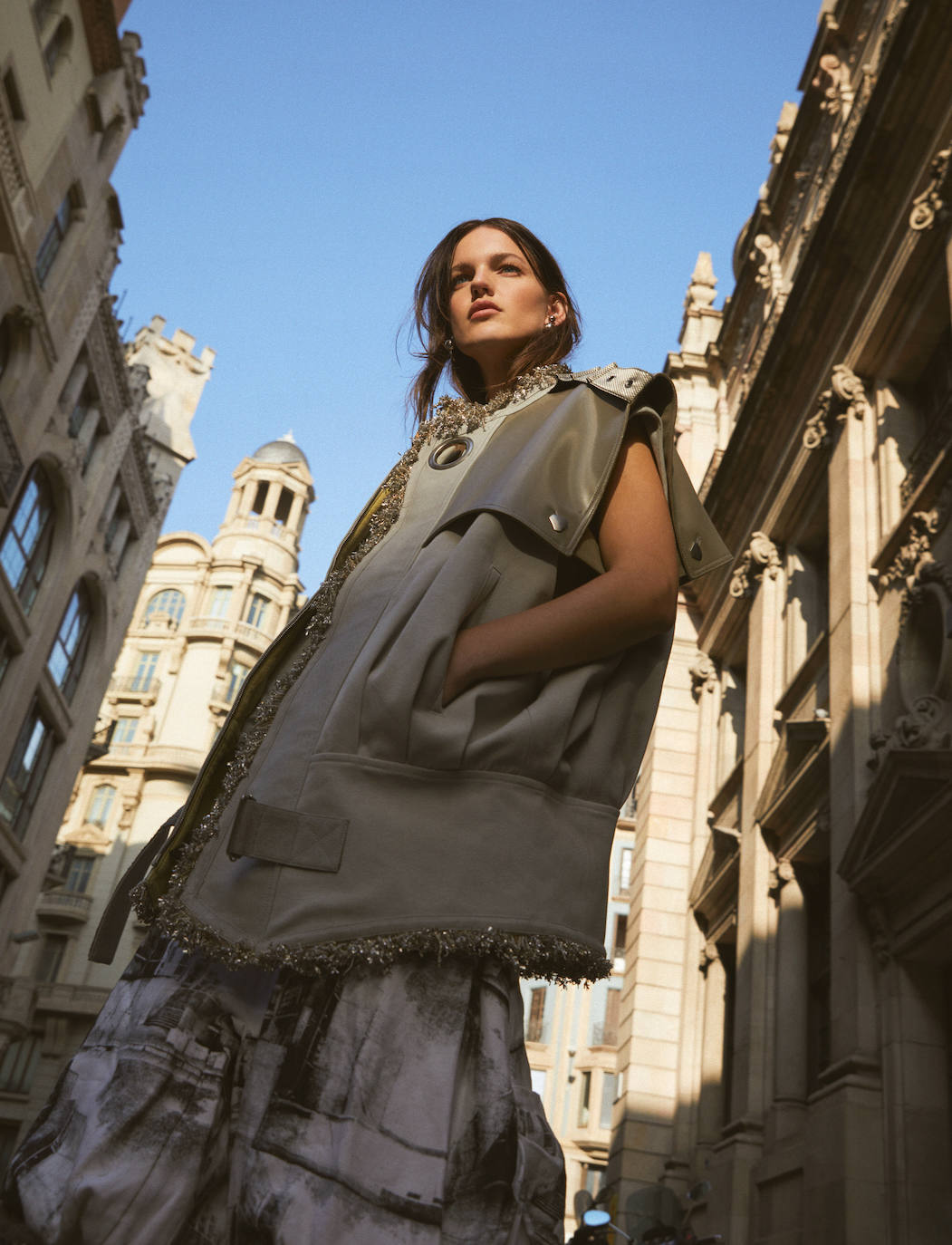 Chaleco y vestido de Louis Vuitton y pendientes de Mango.