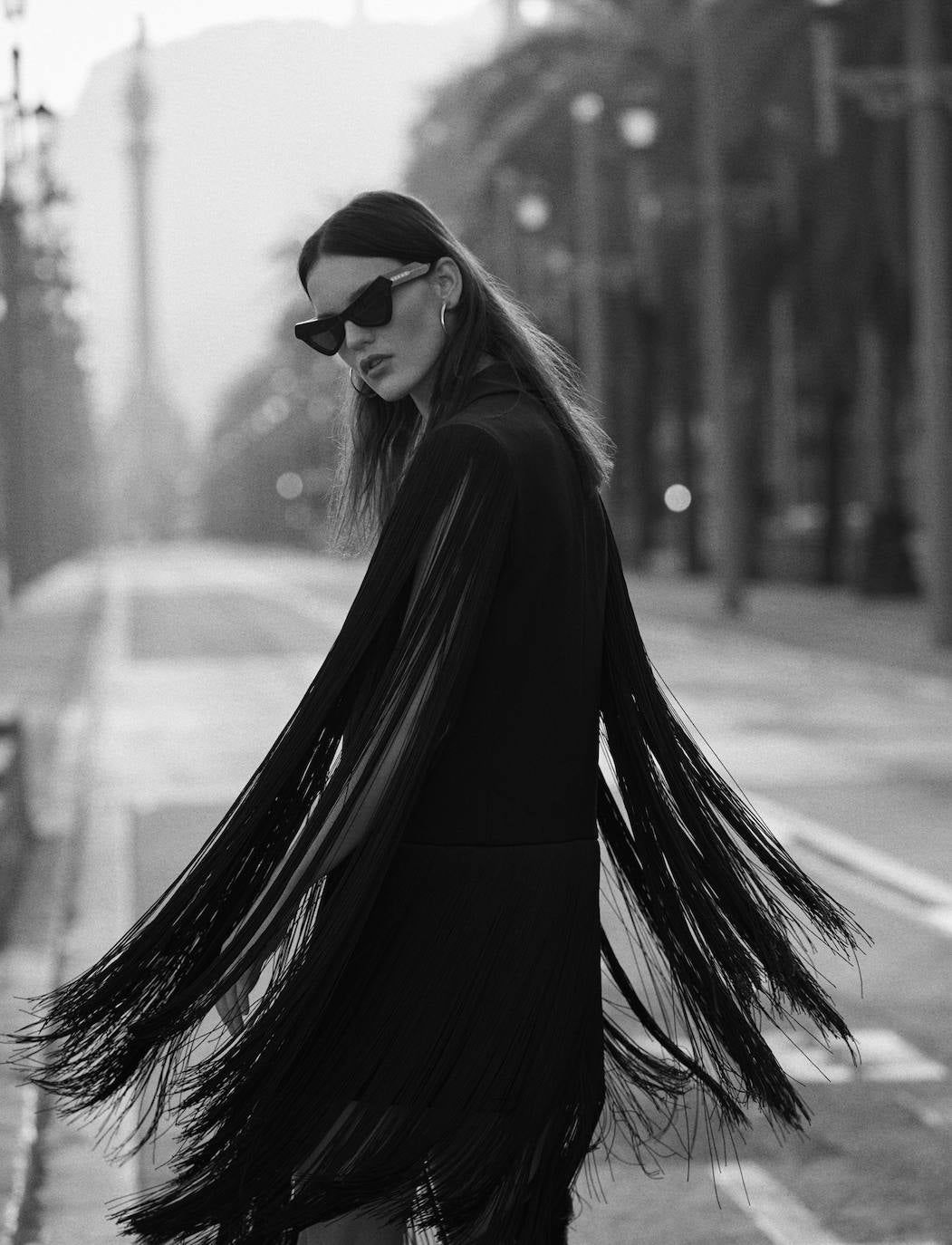 Vestido blazer con flecos, de Michael Kors; gafas de sol de Marni y bolso de Givenchy.