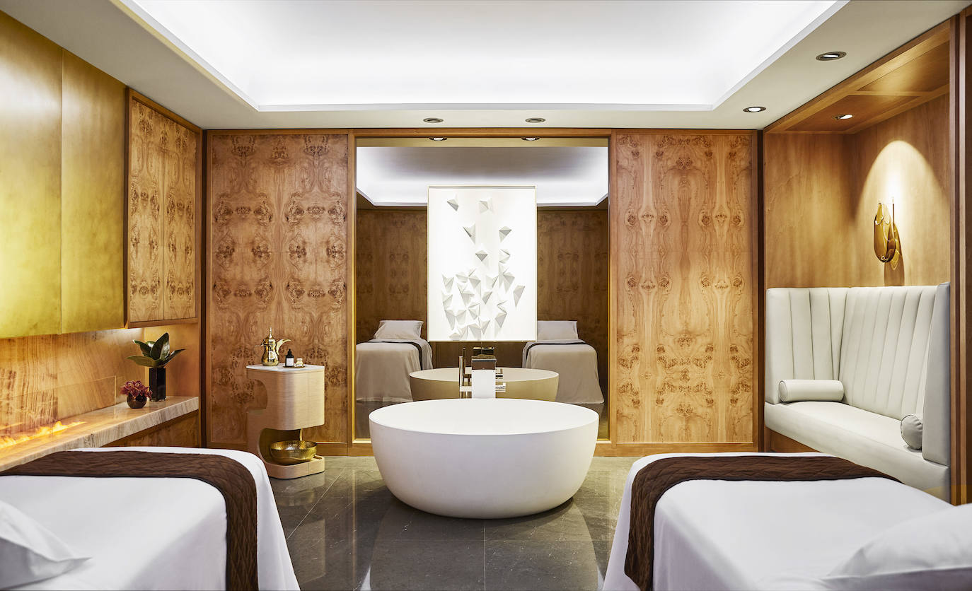 El del Four Seasons Hotel Madrid no solo es el spa urbano más grande de España, además cuenta con tratamientos únicos para disfrutar solo o en pareja en su maravillosa cabina doble.