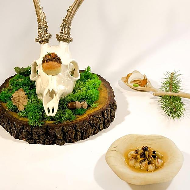 El restaurante El Callizo, con una estrella Michelin, ofrece cocina de montaña de vanguardia. 