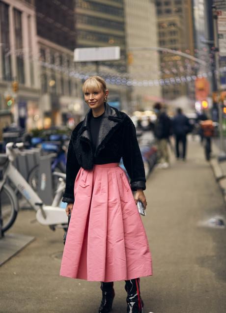 Imagen - Mujer en el street style con falda larga. Foto: Launchmetrics Spotlight.