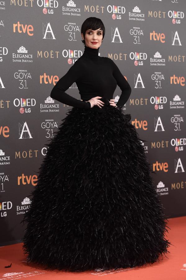 Por último, en esta lista no podemos dejar de hablar de otras de las mujeres icónicas: Paz Vega. De la actriz también hay varios looks destacados, pero este vestido negro con falda de plumas que firma Jorge Acuña y llevó en 2017 es una auténtica fantasía.