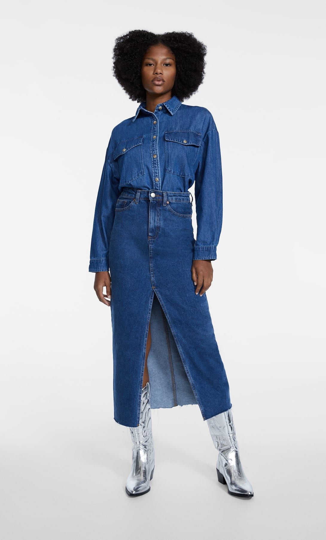 Imagen - Falda midi de Stradivarius (25,99 euros)