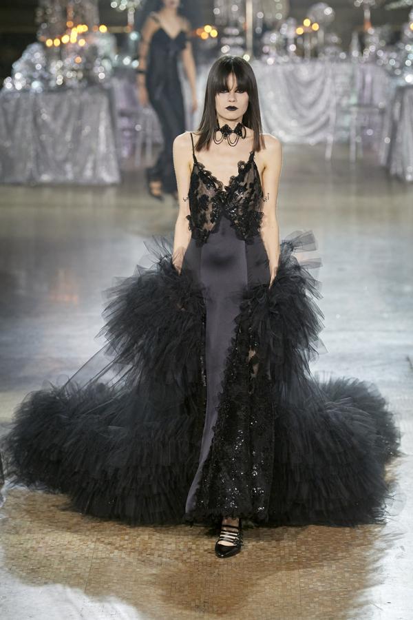 El negro ha sido el protagonista absoluto de la colección, aunque los volúmenes mediante el tul y las transparencias tampoco han pasado desapercibido. 