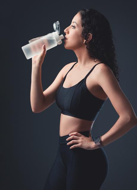 Imagen - Mujer con ropa deportiva bebiendo agua/PEXELS