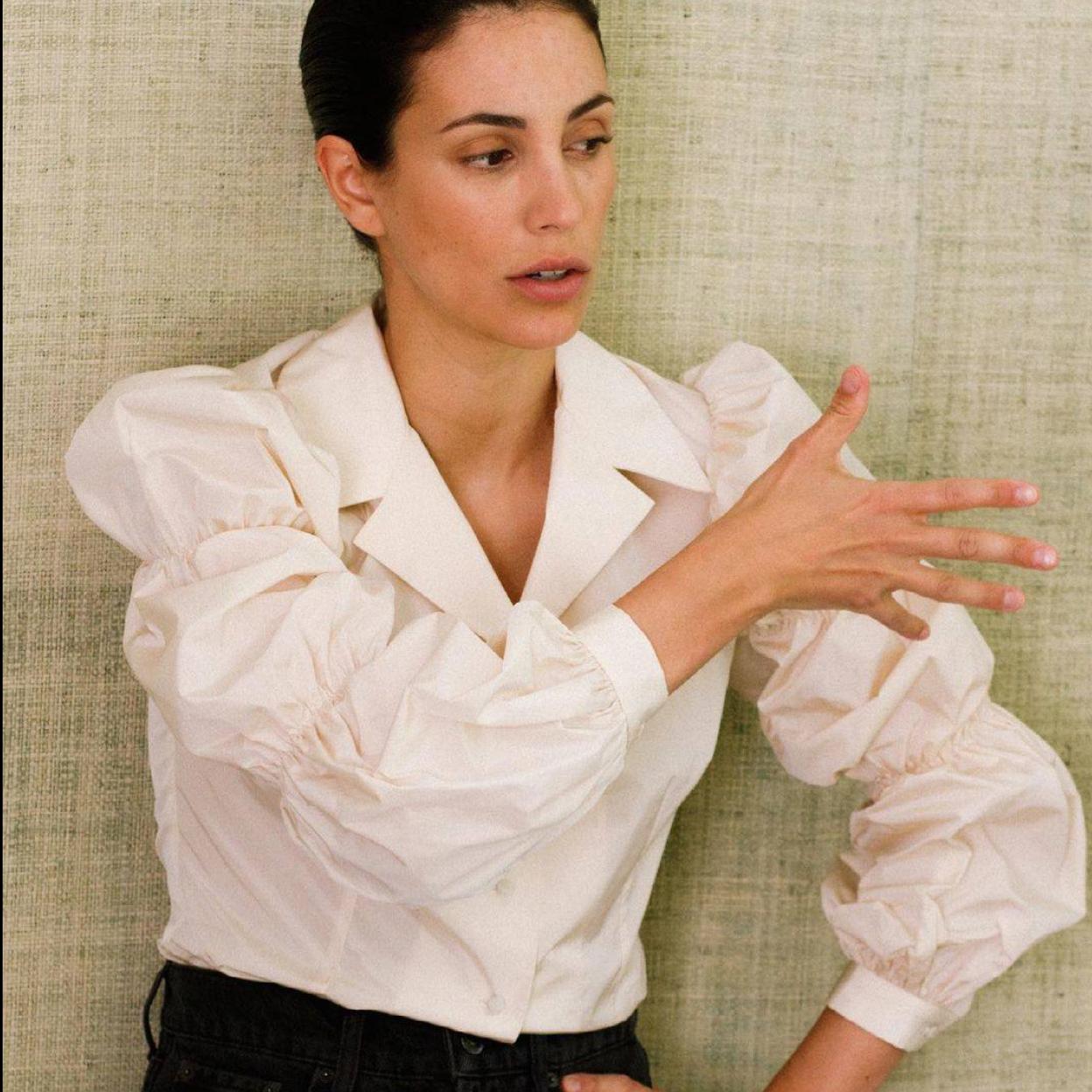 Sassa de Osma lleva una camisa blanca básica elegante