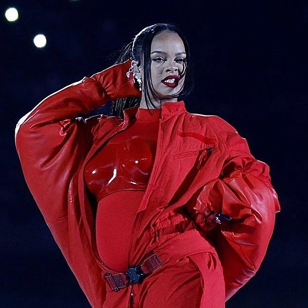 Estos son los polvos con los que Rihanna se retoca el maquillaje en la actuación de la Super Bowl: fijan, alarga la duración y matifican