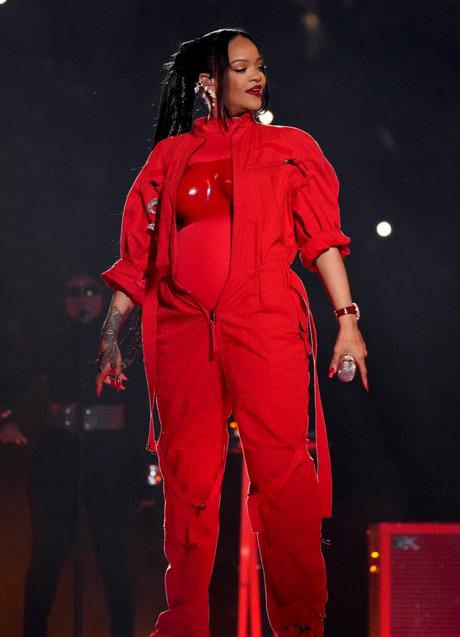 Imagen - Rihanna en la Super Bowl 2023 con mono rojo de Loewe. Foto: Getty.