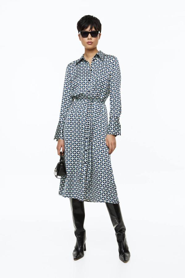 Vestido camisero midi en tejido fluido con cuello solapa, manga larga con puño ancho, cierre de botones y cinturón de lazada, en estampado geométrico azul, de H&M. Encuéntralo por 34,99 euros.