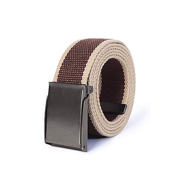 Cinturón con hebilla metálica disponible en Amazon.