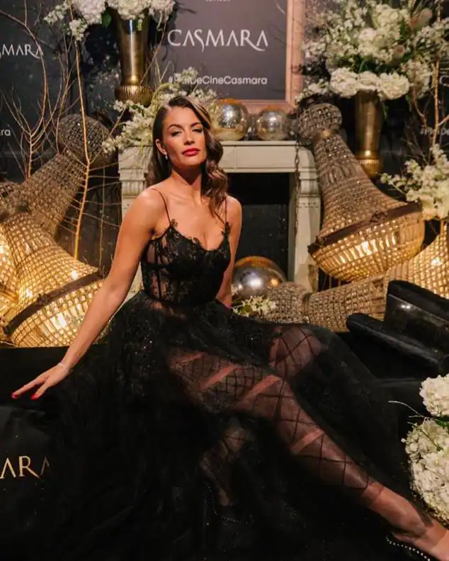 La modelo apostó por el negro con un vestido de Yolancris, que es la combinación perfecta entre romanticismo y un estilo rockero. Está confeccionado con un corpiño y una falda de tul vaporoso decorado con motivos geométricos y algunos detalles de encaje.