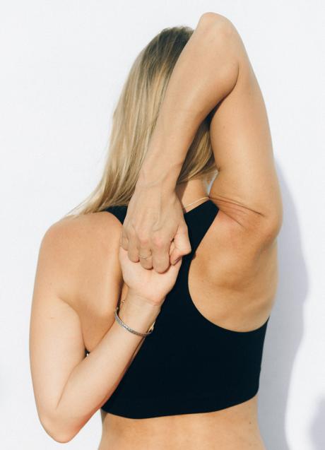 Imagen - Mujer estirando brazos/PEXELS