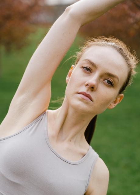 Imagen - Mujer estirando brazos/PEXELS