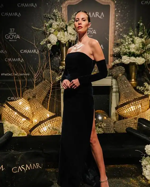 El vestido negro de Baro Lucas que llevó Jessica Bueno fue uno de los más sencillos, pero también de los más elegantes de la noche.