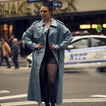 Imagen secundaria 1 - La gabardina de efecto cuero se lleva en varios colores.