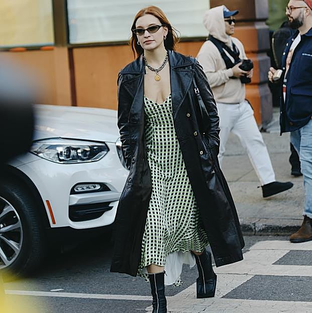 Imagen principal - Así llevan en el street style el trench negro.