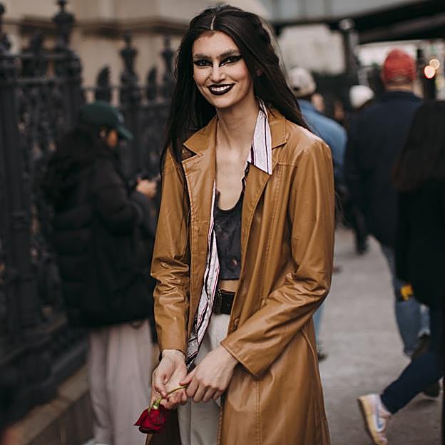 Imagen principal - La gabardina marrón es el color estrella en el street style.