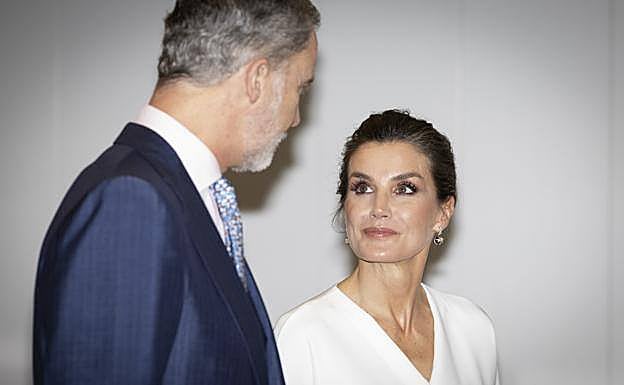 La reina Letizia y el rey Felipe, intercambian miradas. 