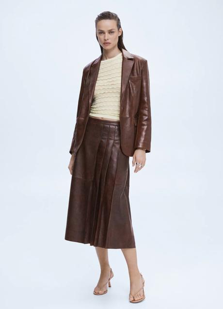 Imagen - Traje de piel con efecto desgastado de Mango (falda de tablas, 219€; americana, 259€).