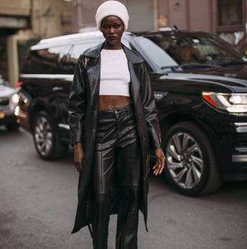 Imagen secundaria 1 - Así llevan en el street style el trench negro.