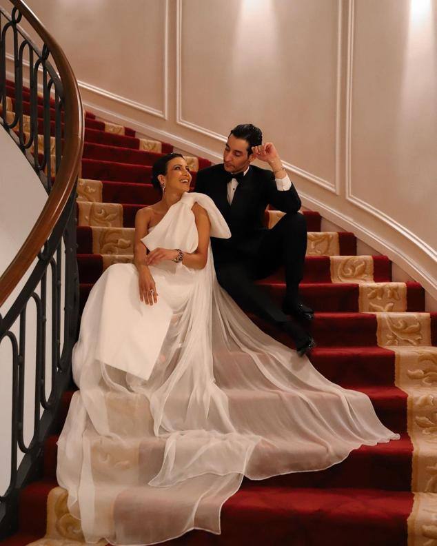 Virginia Troconis deslumbró con este espectacular diseño blanco de Nicolás Montenegro con maxi lazada en el hombro. Añadió un bolso de Yliana Pérez y joyas de Del Páramo Vintage.