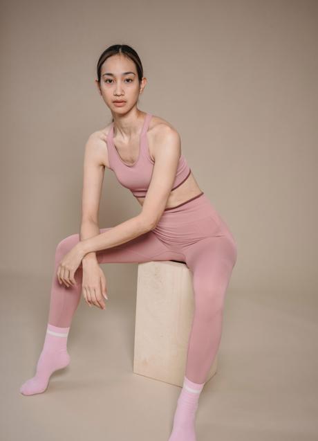 Imagen - Mujer con ropa deportiva rosa/PEXELS