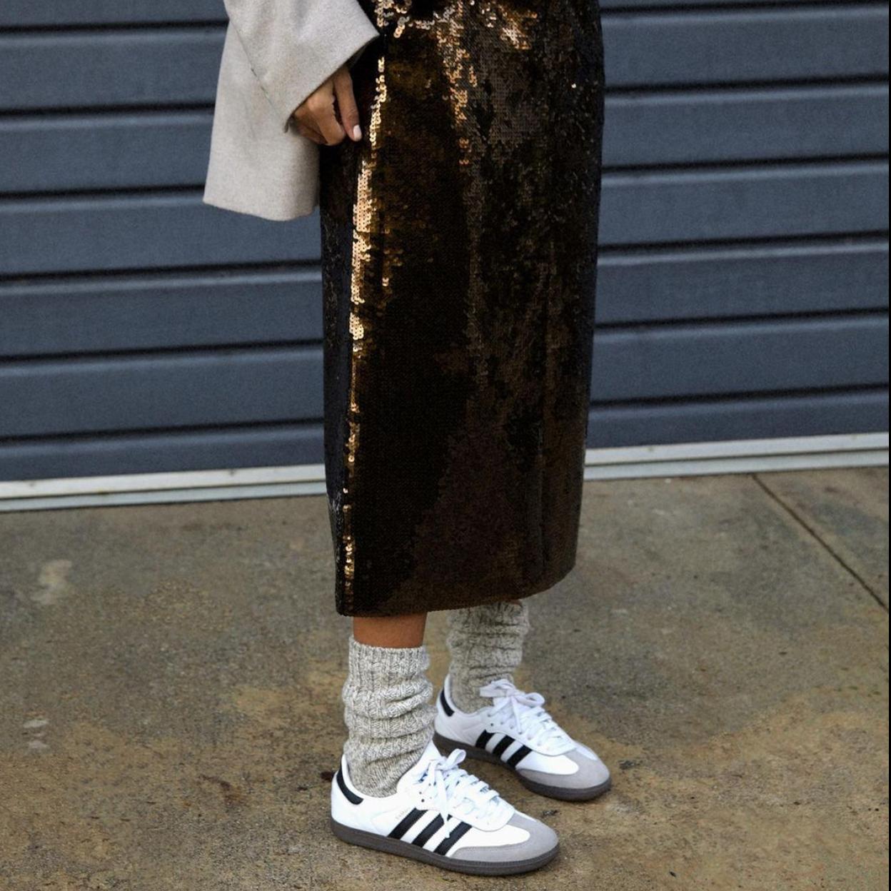 La influencer Jilie Saiñana con las zapatillas Adidas Samba.