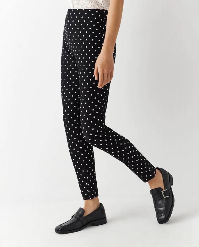 Pantalón de punto tipo legging con perneras entalladas, tiro alto y bajo acabado en abertura, en print de lunares, de Roberto Verino. Puedes encontrarlos en El Corte Inglés a 99 euros.