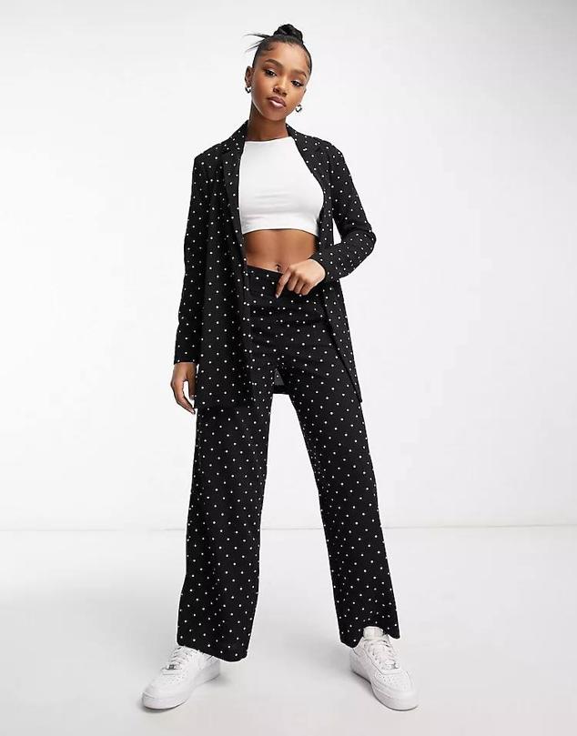 Traje de lunares con americana fluida y pantalón largo, de JDY. Lo conseguirás en Asos por 32,99 euros y 29,99 euros.