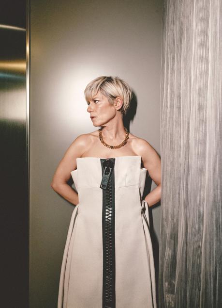 Imagen - Vestido blanco palabra de honor y collar My Flower Chain, ambos de Louis Vuitton. Foto: LUPE DE LA VALLINA