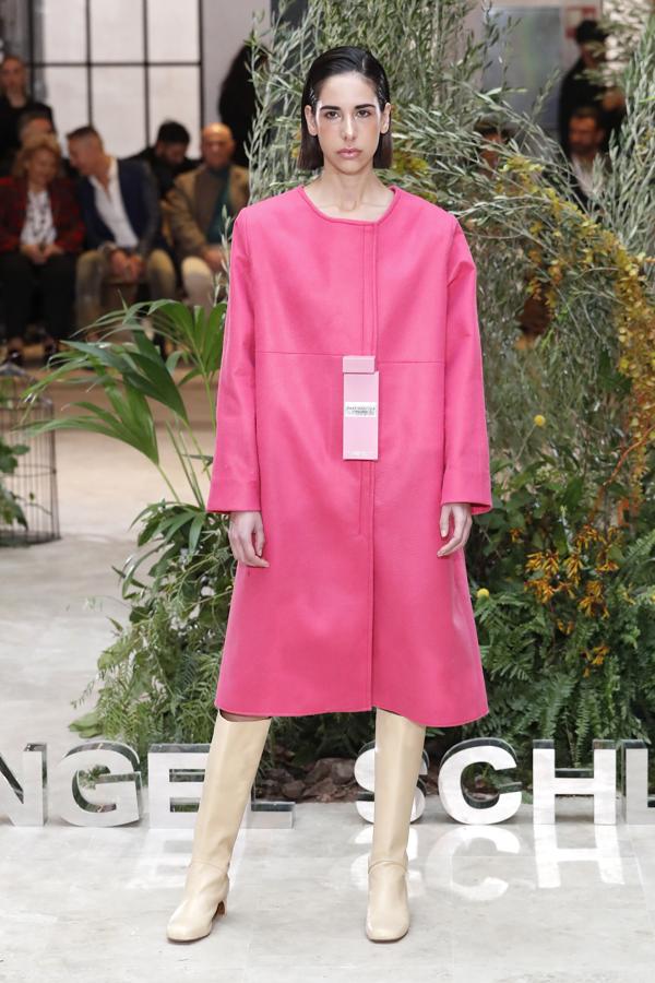 El uso de transparencias también ha sido un detalle sutil que ha envuelto algunos diseños. Sin embargo, los colores intensos son los claros protagonistas de una colección llena de matices. 