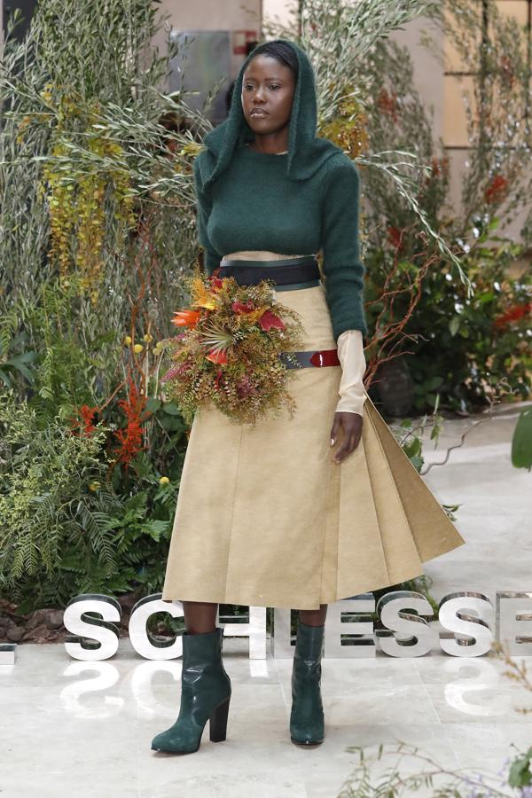 Los diseños han sido creados mediante patrones rectos y de corte muy fluido para crear una silueta empoderada. 