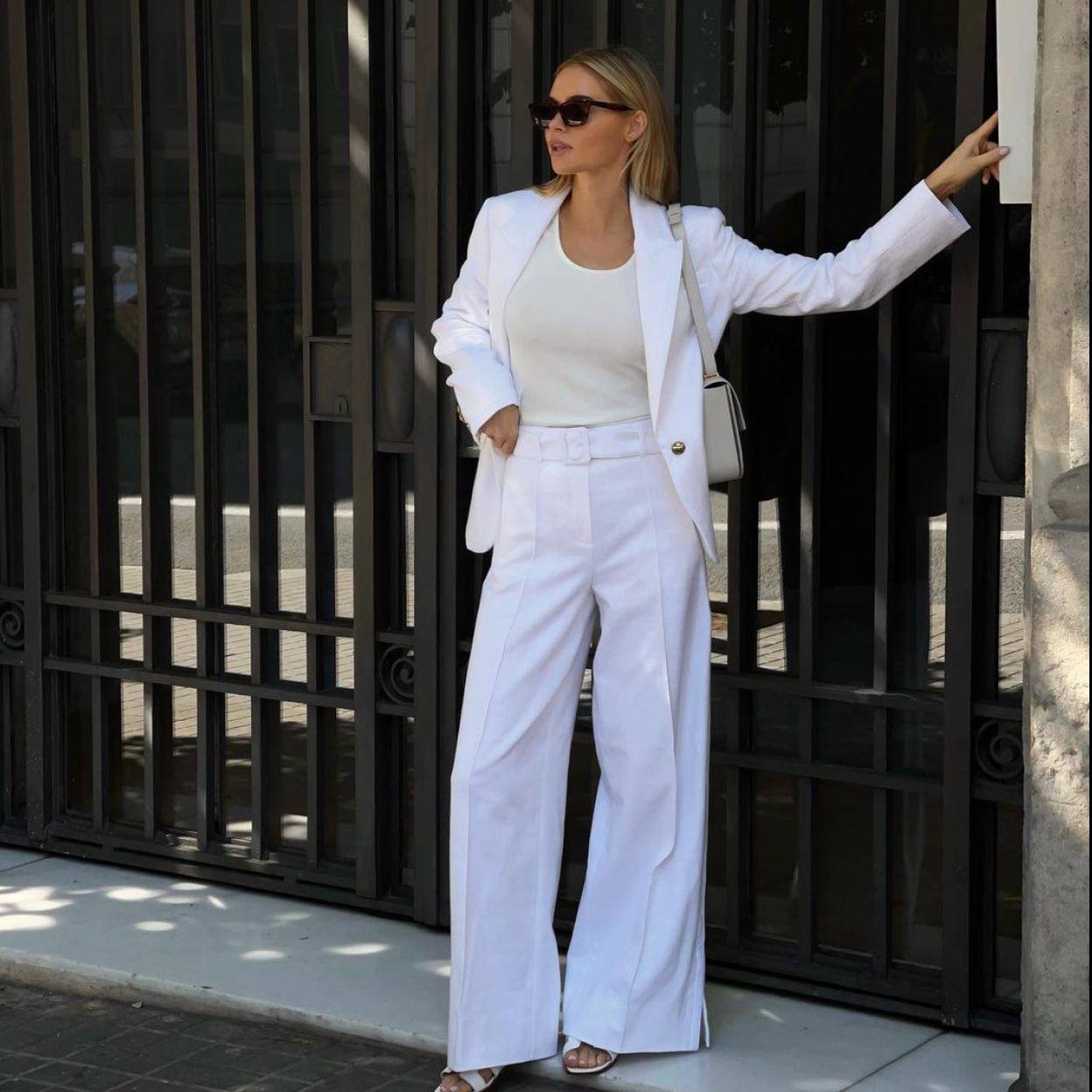La influencer lleva un traje blanco