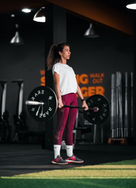 Imagen - Mujer evantando pesas/PEXELS